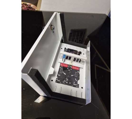Kabinet, optički, zidni, za module 8 SC/DSC/ST-FC, prazan, sa ključem 5375